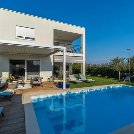 New And Modern Location Available Right Now * Ровинь